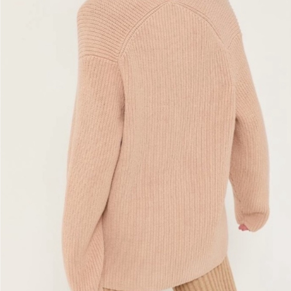 BNWOT URBAN OUTFITTERS VICTORIA OVER-SIZED SLOUCHY V-NECK BEIGE SWEATER SIZE XS - Picture 3 of 9